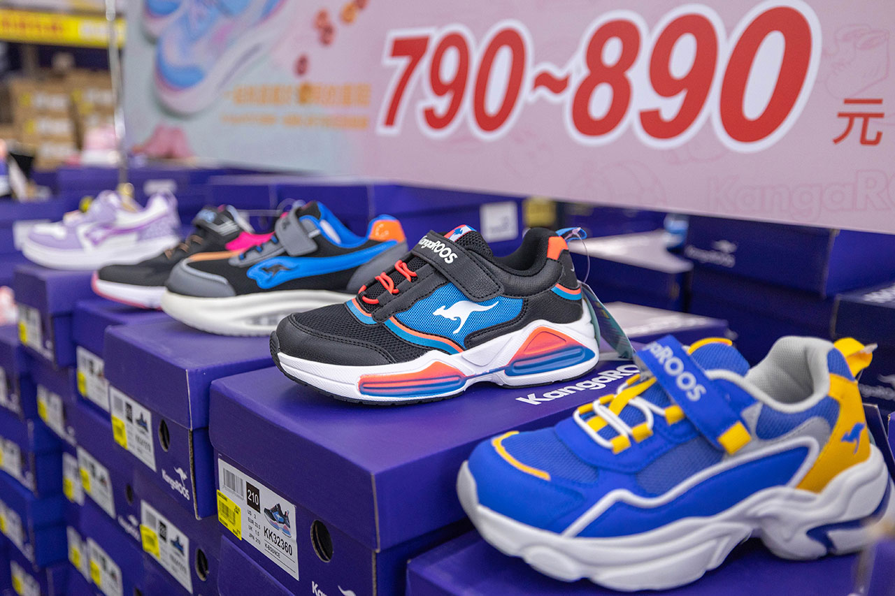 美力運動世界台中中清特賣會報到！全館下殺1折起童鞋、運動鞋、工作鞋都超便宜，前30名早鳥再享7折，還有超多買一送一活動！大雅鞋子特賣會來啦～