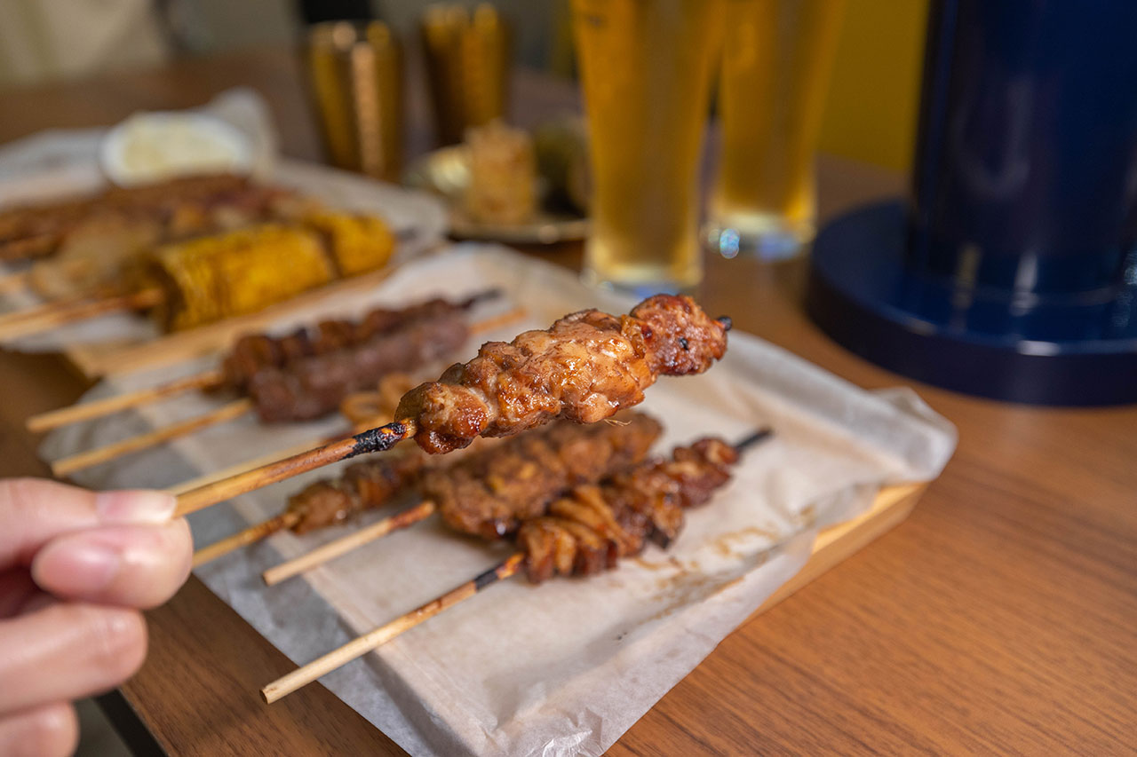 最新台中逢甲美食推薦！蜜醬燒烤｜號稱全台最便宜3公升啤酒柱，獨家百花蜜燒烤醬汁一吃上癮，巨大電視牆台中聚餐美食，台中宵夜美食推薦，2025逢甲居酒屋推薦