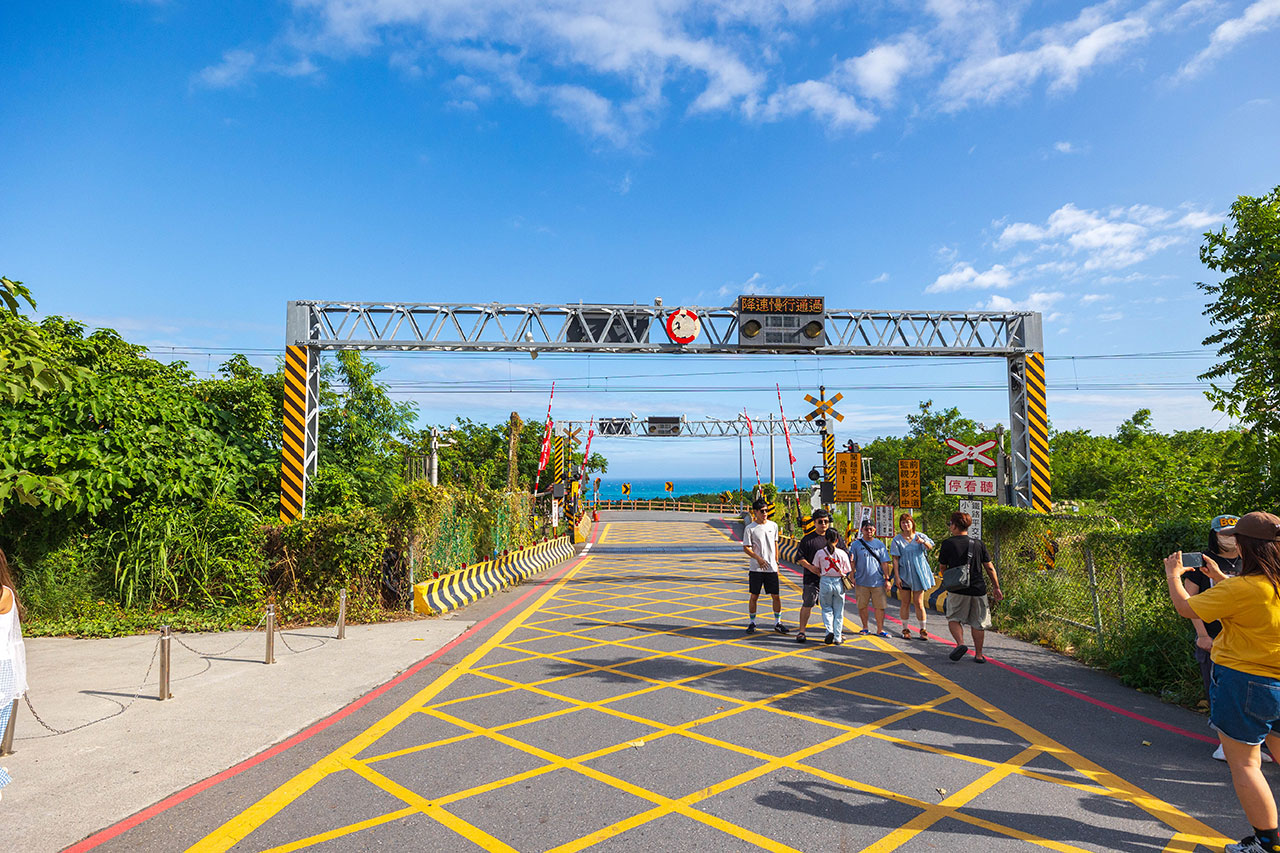 【2025台東景點推薦】台東美食景點懶人包｜太麻里平交道、天空之鏡、海濱公園、北町丼飯屋，一篇玩遍10個台東秘境！邊吃邊玩還能收集慢台東旅人小卡