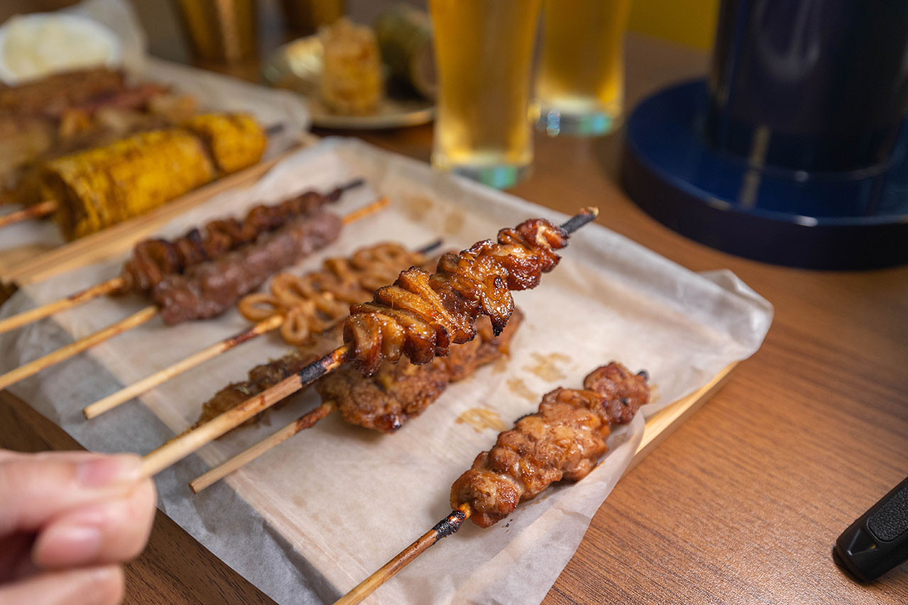 最新台中逢甲美食推薦！蜜醬燒烤｜號稱全台最便宜3公升啤酒柱，獨家百花蜜燒烤醬汁一吃上癮，巨大電視牆台中聚餐美食，台中宵夜美食推薦，2025逢甲居酒屋推薦