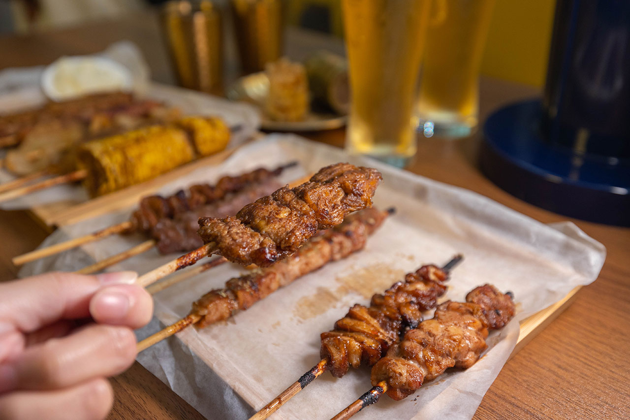 最新台中逢甲美食推薦！蜜醬燒烤｜號稱全台最便宜3公升啤酒柱，獨家百花蜜燒烤醬汁一吃上癮，巨大電視牆台中聚餐美食，台中宵夜美食推薦，2025逢甲居酒屋推薦