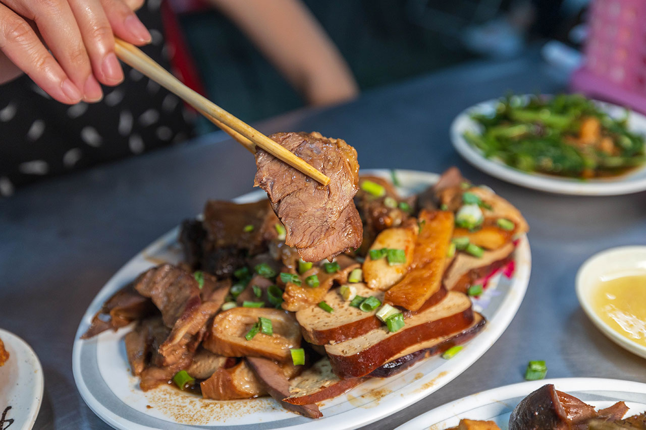 幸福麵館｜超便宜嘉義美食推薦，激推必吃秘醬滷味、特製麵條、比臉大雞排，2025嘉義人氣小吃推薦，太保宵夜美食推薦