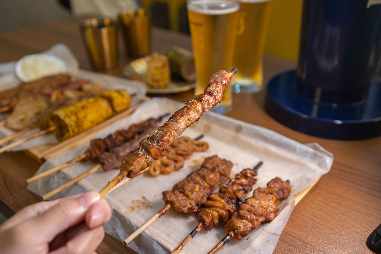 最新台中逢甲美食推薦！蜜醬燒烤｜號稱全台最便宜3公升啤酒柱，獨家百花蜜燒烤醬汁一吃上癮，巨大電視牆台中聚餐美食，台中宵夜美食推薦，2025逢甲居酒屋推薦
