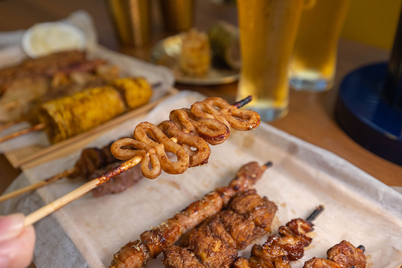 最新台中逢甲美食推薦！蜜醬燒烤｜號稱全台最便宜3公升啤酒柱，獨家百花蜜燒烤醬汁一吃上癮，巨大電視牆台中聚餐美食，台中宵夜美食推薦，2025逢甲居酒屋推薦