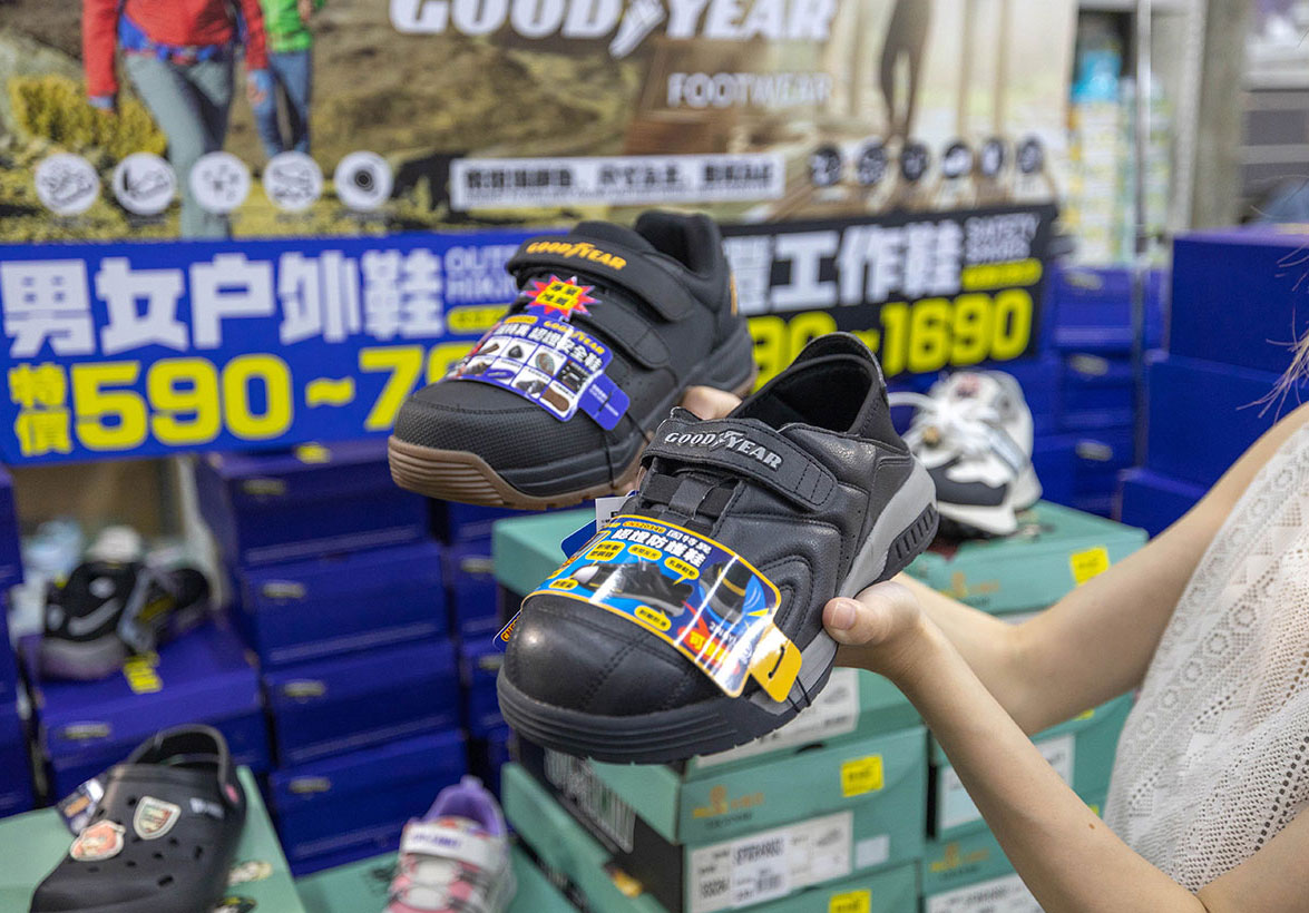 美力運動世界台中中清特賣會報到！全館下殺1折起童鞋、運動鞋、工作鞋都超便宜，前30名早鳥再享7折，還有超多買一送一活動！大雅鞋子特賣會來啦～