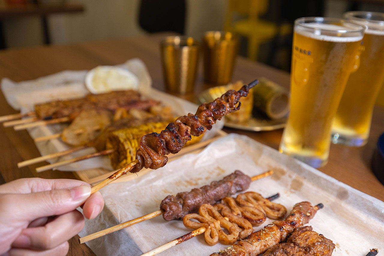 最新台中逢甲美食推薦！蜜醬燒烤｜號稱全台最便宜3公升啤酒柱，獨家百花蜜燒烤醬汁一吃上癮，巨大電視牆台中聚餐美食，台中宵夜美食推薦，2025逢甲居酒屋推薦