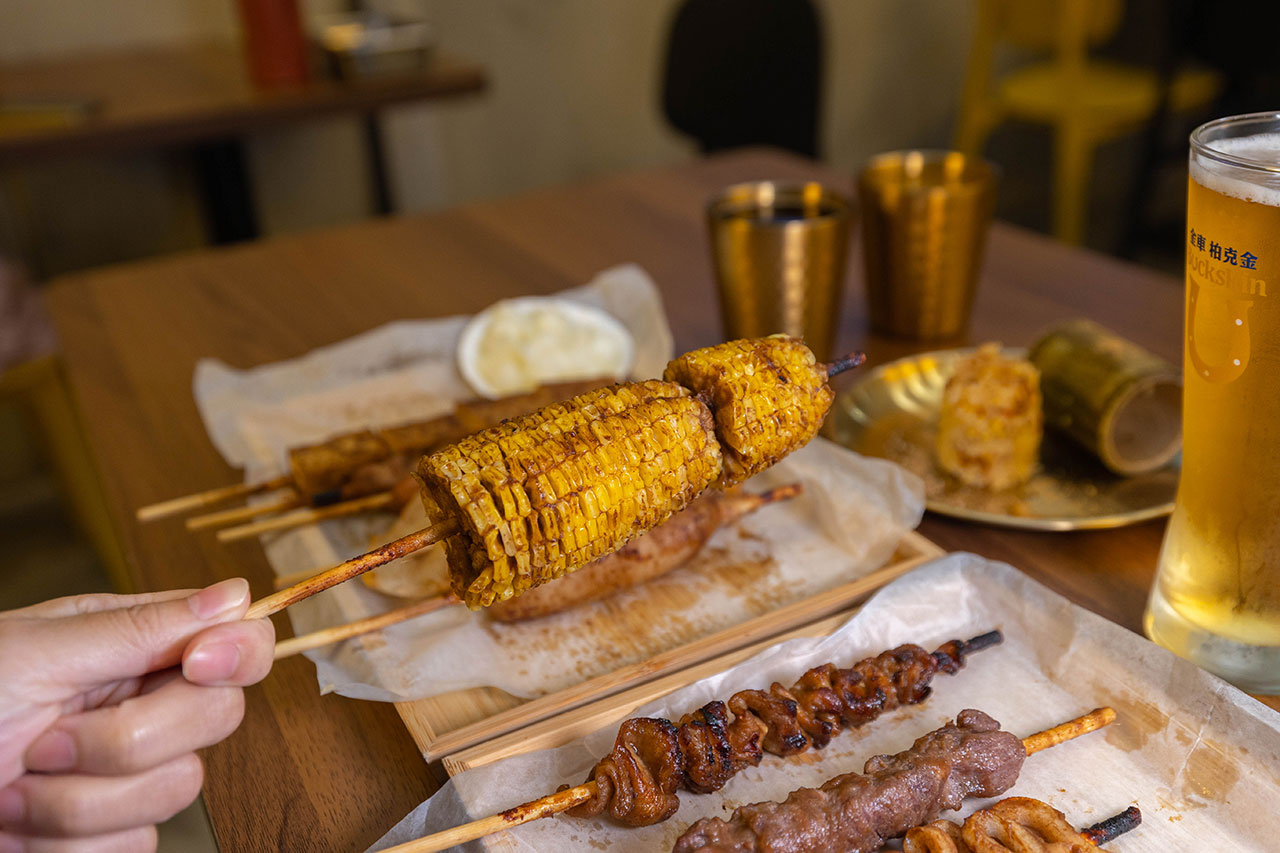 最新台中逢甲美食推薦！蜜醬燒烤｜號稱全台最便宜3公升啤酒柱，獨家百花蜜燒烤醬汁一吃上癮，巨大電視牆台中聚餐美食，台中宵夜美食推薦，2025逢甲居酒屋推薦