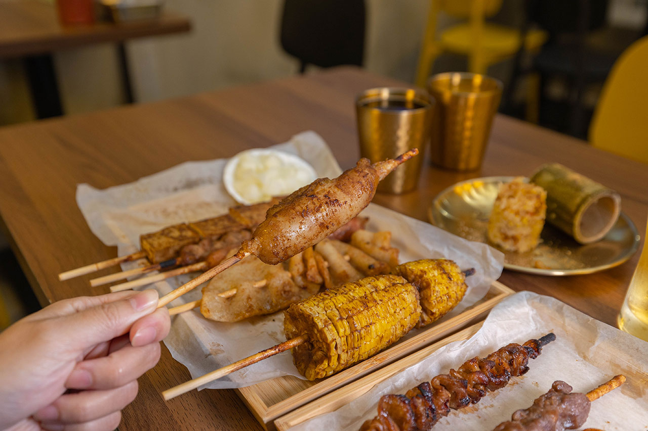 最新台中逢甲美食推薦！蜜醬燒烤｜號稱全台最便宜3公升啤酒柱，獨家百花蜜燒烤醬汁一吃上癮，巨大電視牆台中聚餐美食，台中宵夜美食推薦，2025逢甲居酒屋推薦