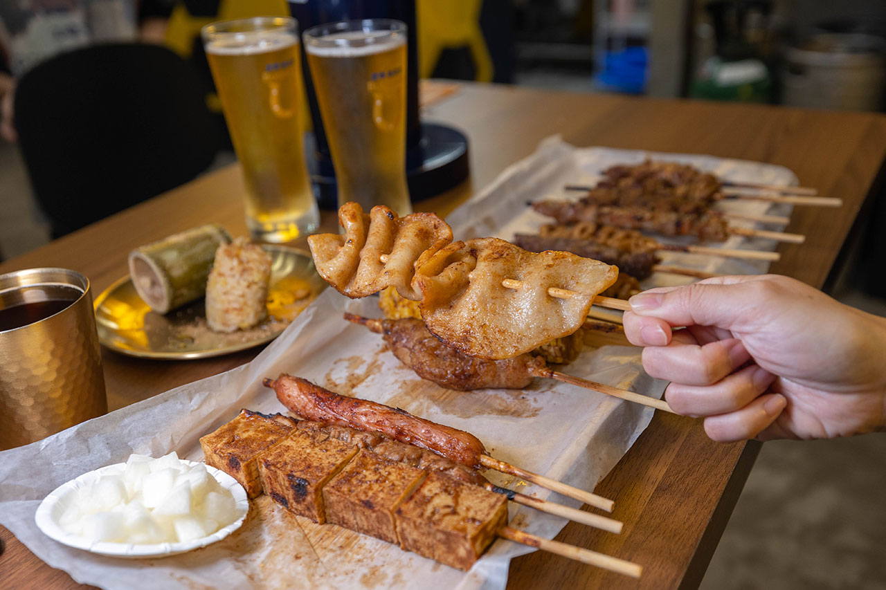 最新台中逢甲美食推薦！蜜醬燒烤｜號稱全台最便宜3公升啤酒柱，獨家百花蜜燒烤醬汁一吃上癮，巨大電視牆台中聚餐美食，台中宵夜美食推薦，2025逢甲居酒屋推薦