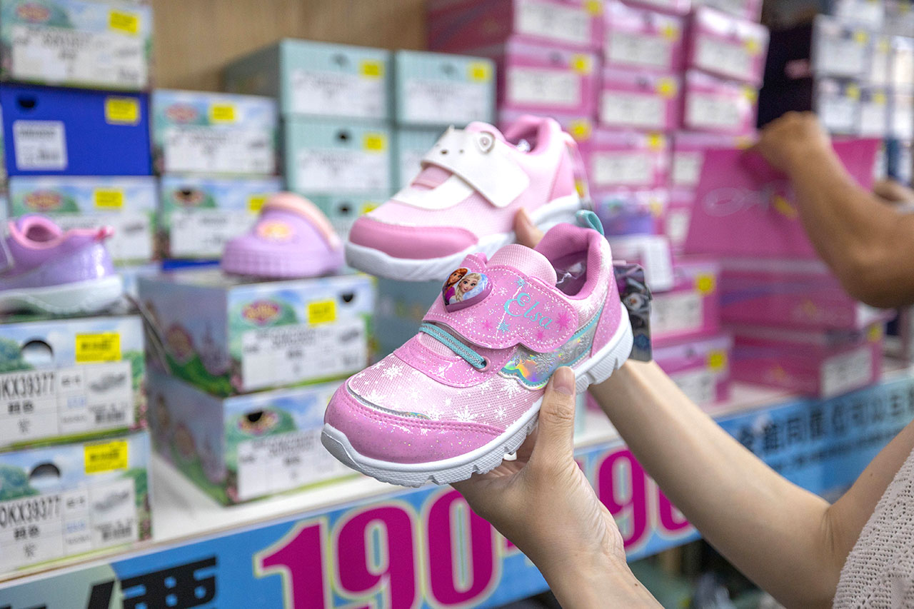 美力運動世界台中中清特賣會報到！全館下殺1折起童鞋、運動鞋、工作鞋都超便宜，前30名早鳥再享7折，還有超多買一送一活動！大雅鞋子特賣會來啦～