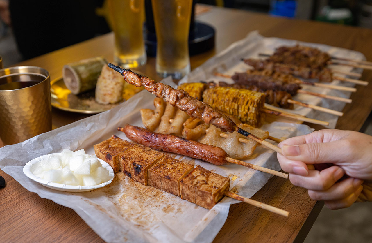 最新台中逢甲美食推薦！蜜醬燒烤｜號稱全台最便宜3公升啤酒柱，獨家百花蜜燒烤醬汁一吃上癮，巨大電視牆台中聚餐美食，台中宵夜美食推薦，2025逢甲居酒屋推薦