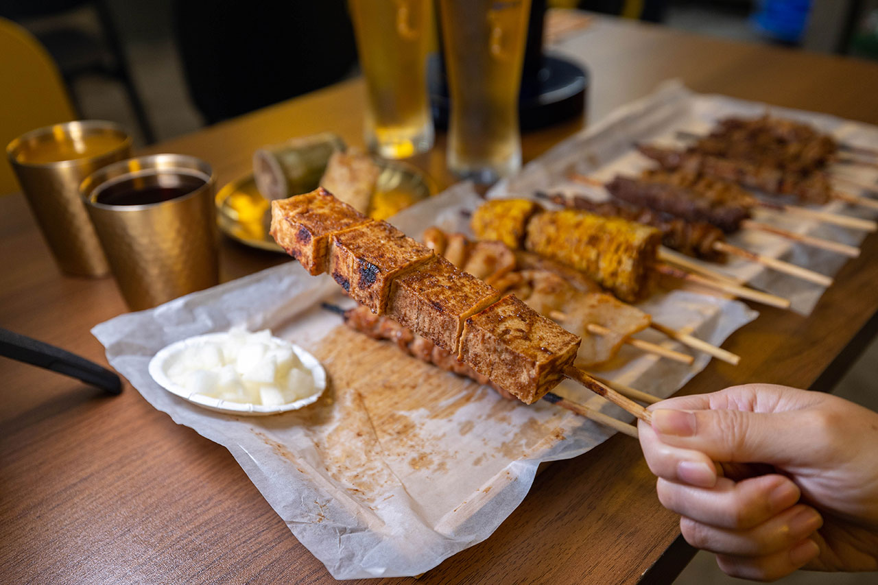 最新台中逢甲美食推薦！蜜醬燒烤｜號稱全台最便宜3公升啤酒柱，獨家百花蜜燒烤醬汁一吃上癮，巨大電視牆台中聚餐美食，台中宵夜美食推薦，2025逢甲居酒屋推薦