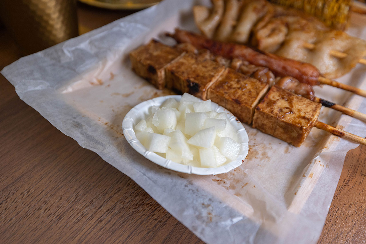 最新台中逢甲美食推薦！蜜醬燒烤｜號稱全台最便宜3公升啤酒柱，獨家百花蜜燒烤醬汁一吃上癮，巨大電視牆台中聚餐美食，台中宵夜美食推薦，2025逢甲居酒屋推薦