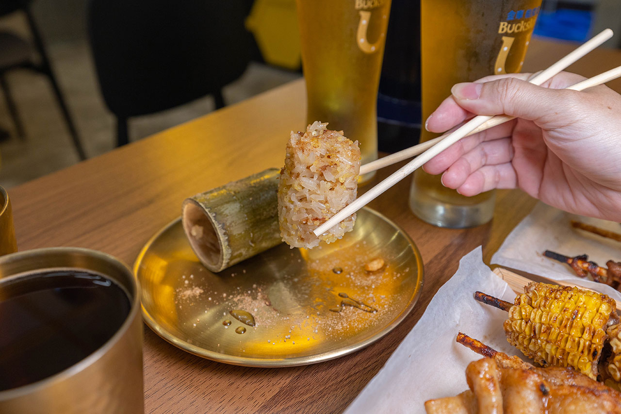 最新台中逢甲美食推薦！蜜醬燒烤｜號稱全台最便宜3公升啤酒柱，獨家百花蜜燒烤醬汁一吃上癮，巨大電視牆台中聚餐美食，台中宵夜美食推薦，2025逢甲居酒屋推薦