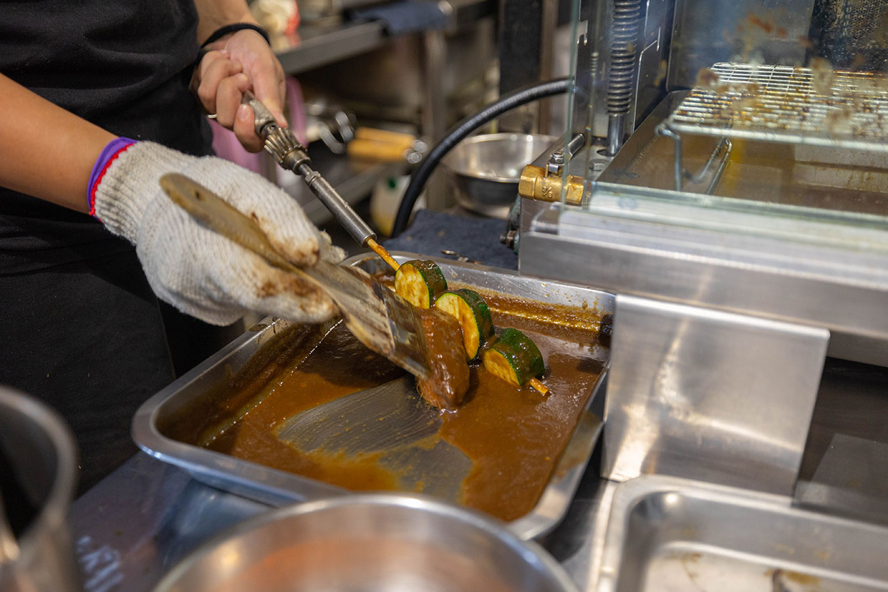 最新台中逢甲美食推薦！蜜醬燒烤｜號稱全台最便宜3公升啤酒柱，獨家百花蜜燒烤醬汁一吃上癮，巨大電視牆台中聚餐美食，台中宵夜美食推薦，2025逢甲居酒屋推薦