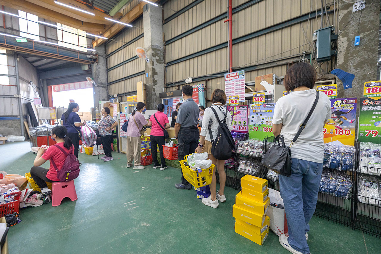 美力運動世界台中中清特賣會報到！全館下殺1折起童鞋、運動鞋、工作鞋都超便宜，前30名早鳥再享7折，還有超多買一送一活動！大雅鞋子特賣會來啦～