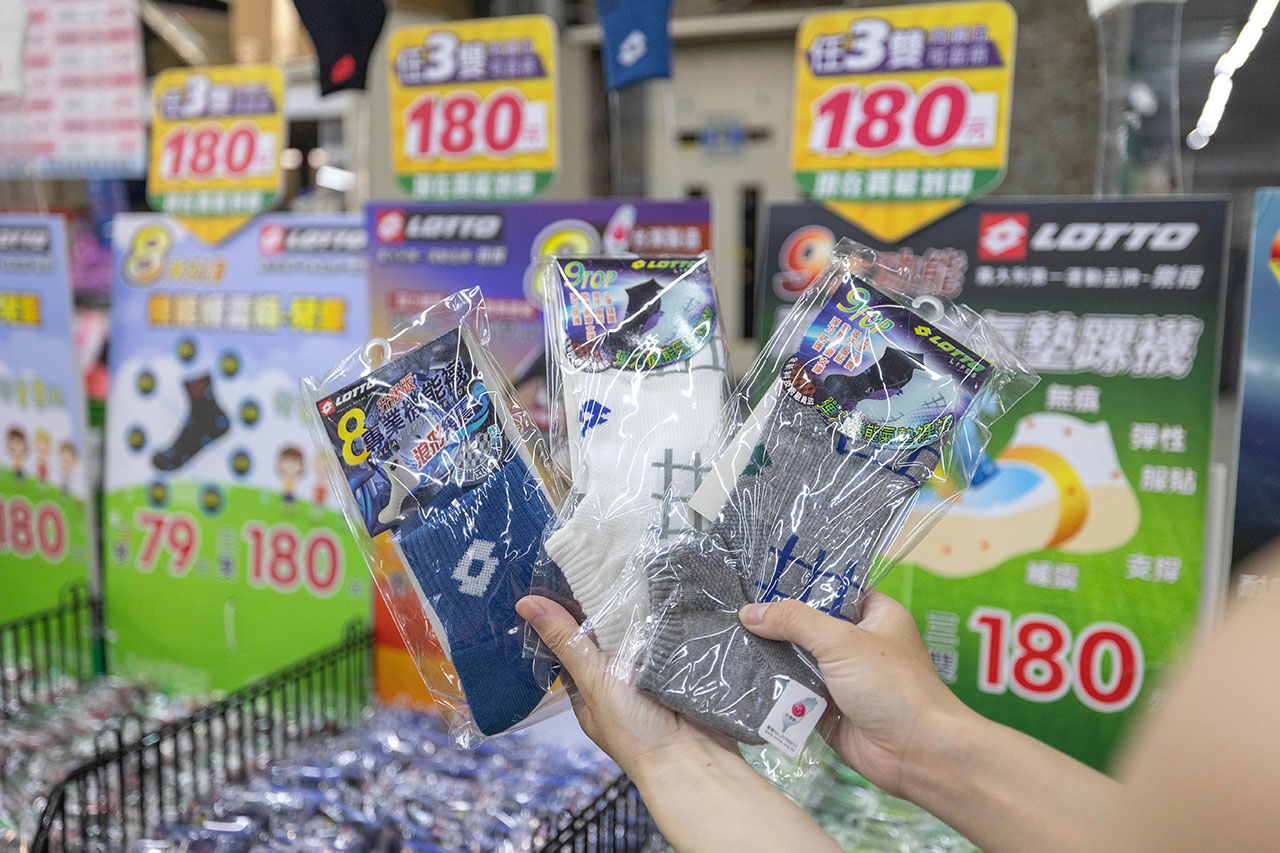 美力運動世界台中中清特賣會報到！全館下殺1折起童鞋、運動鞋、工作鞋都超便宜，前30名早鳥再享7折，還有超多買一送一活動！大雅鞋子特賣會來啦～