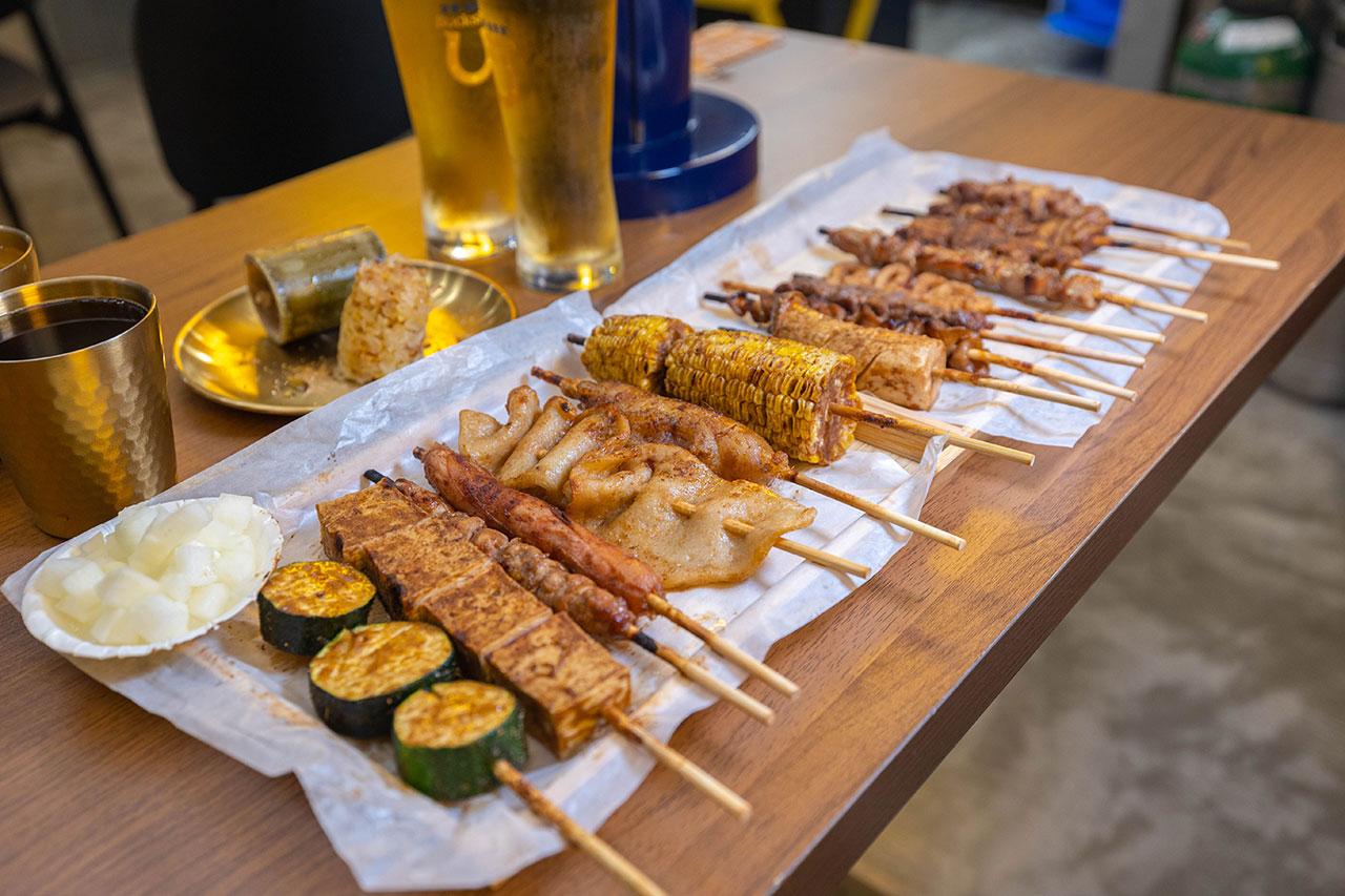 最新台中逢甲美食推薦！蜜醬燒烤｜號稱全台最便宜3公升啤酒柱，獨家百花蜜燒烤醬汁一吃上癮，巨大電視牆台中聚餐美食，台中宵夜美食推薦，2025逢甲居酒屋推薦