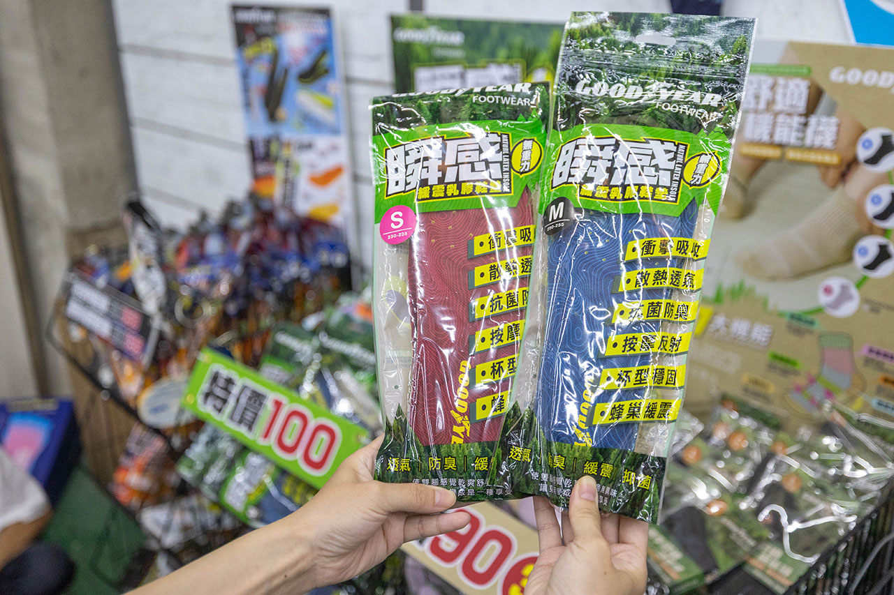 美力運動世界台中中清特賣會報到！全館下殺1折起童鞋、運動鞋、工作鞋都超便宜，前30名早鳥再享7折，還有超多買一送一活動！大雅鞋子特賣會來啦～