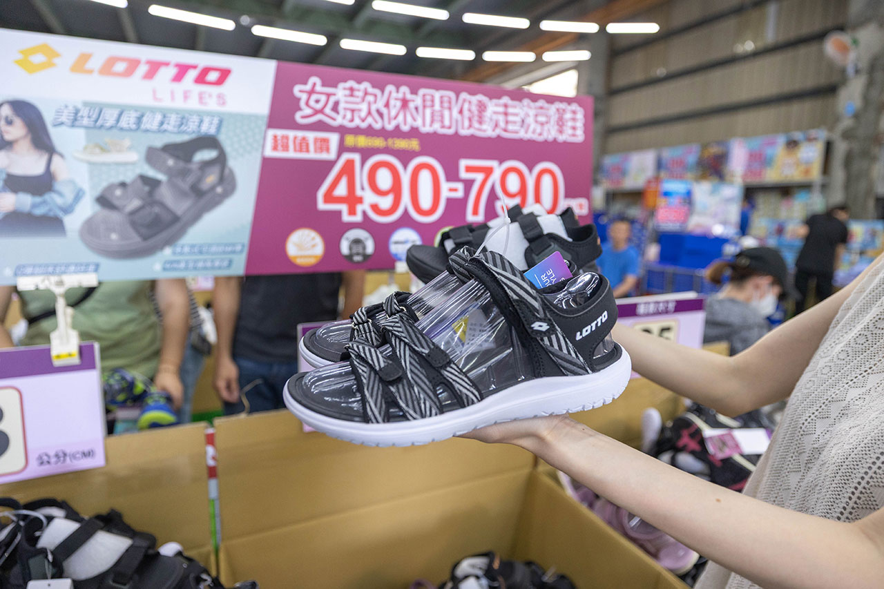 美力運動世界台中中清特賣會報到！全館下殺1折起童鞋、運動鞋、工作鞋都超便宜，前30名早鳥再享7折，還有超多買一送一活動！大雅鞋子特賣會來啦～