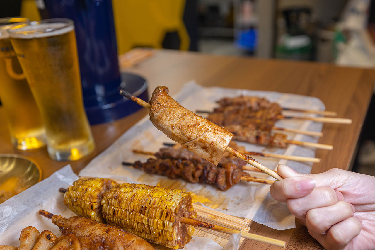 最新台中逢甲美食推薦！蜜醬燒烤｜號稱全台最便宜3公升啤酒柱，獨家百花蜜燒烤醬汁一吃上癮，巨大電視牆台中聚餐美食，台中宵夜美食推薦，2025逢甲居酒屋推薦