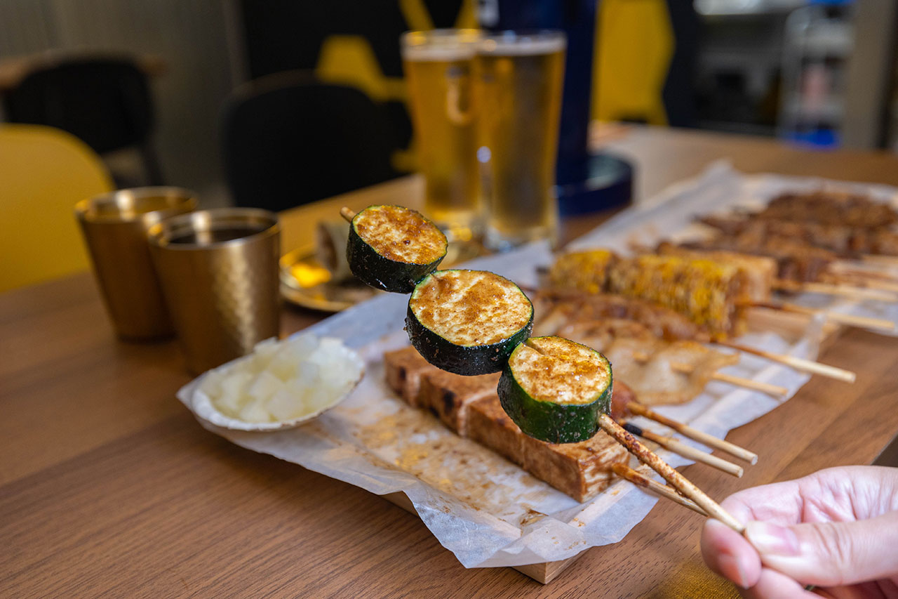 最新台中逢甲美食推薦！蜜醬燒烤｜號稱全台最便宜3公升啤酒柱，獨家百花蜜燒烤醬汁一吃上癮，巨大電視牆台中聚餐美食，台中宵夜美食推薦，2025逢甲居酒屋推薦