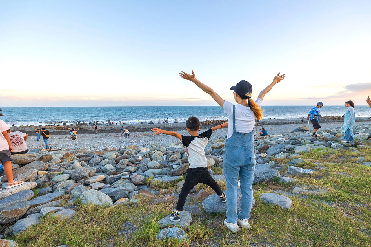 【2025台東景點推薦】台東美食景點懶人包｜太麻里平交道、天空之鏡、海濱公園、北町丼飯屋，一篇玩遍10個台東秘境！邊吃邊玩還能收集慢台東旅人小卡