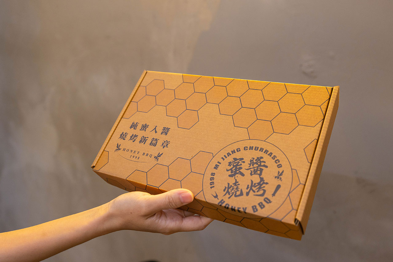 最新台中逢甲美食推薦！蜜醬燒烤｜號稱全台最便宜3公升啤酒柱，獨家百花蜜燒烤醬汁一吃上癮，巨大電視牆台中聚餐美食，台中宵夜美食推薦，2025逢甲居酒屋推薦