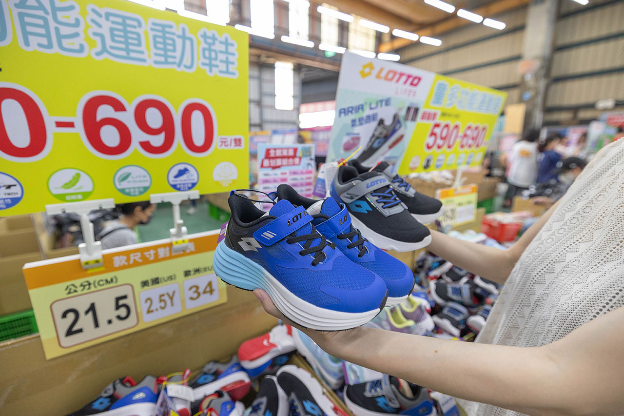 美力運動世界台中中清特賣會報到！全館下殺1折起童鞋、運動鞋、工作鞋都超便宜，前30名早鳥再享7折，還有超多買一送一活動！大雅鞋子特賣會來啦～