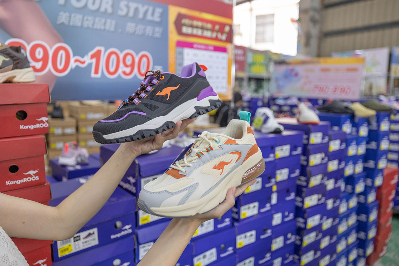 美力運動世界台中中清特賣會報到！全館下殺1折起童鞋、運動鞋、工作鞋都超便宜，前30名早鳥再享7折，還有超多買一送一活動！大雅鞋子特賣會來啦～