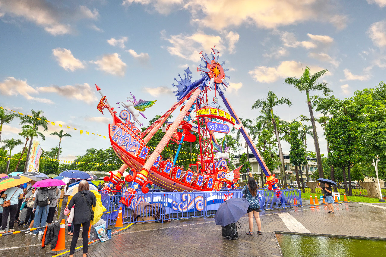 2025屏東夏日嘉年華免費入園｜童話冰宮｜狂歡遊樂園海盜船、瘋狂蛋糕，氣墊城堡、夏日兜風樂園賽車｜夏日遊園｜屏東夏日派對活動推薦