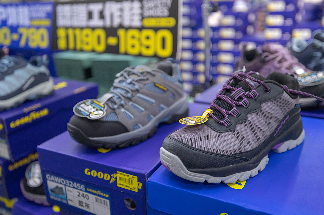 美力運動世界台中中清特賣會報到！全館下殺1折起童鞋、運動鞋、工作鞋都超便宜，前30名早鳥再享7折，還有超多買一送一活動！大雅鞋子特賣會來啦～