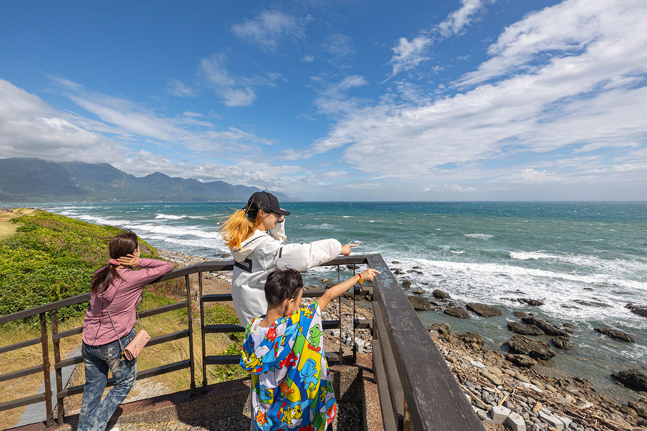 【2025台東景點推薦】台東美食景點懶人包｜太麻里平交道、天空之鏡、海濱公園、北町丼飯屋，一篇玩遍10個台東秘境！邊吃邊玩還能收集慢台東旅人小卡