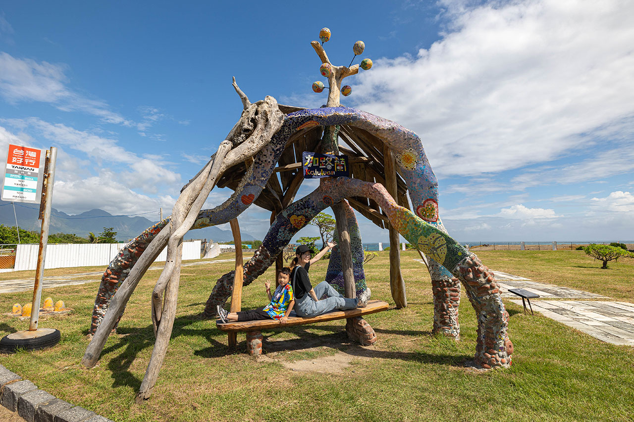 【2025台東景點推薦】台東美食景點懶人包｜太麻里平交道、天空之鏡、海濱公園、北町丼飯屋，一篇玩遍10個台東秘境！邊吃邊玩還能收集慢台東旅人小卡