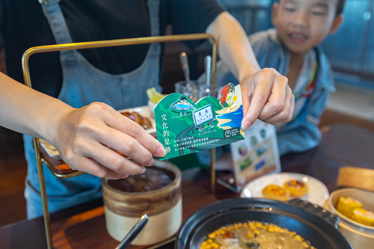 【2025台東景點推薦】台東美食景點懶人包｜太麻里平交道、天空之鏡、海濱公園、北町丼飯屋，一篇玩遍10個台東秘境！邊吃邊玩還能收集慢台東旅人小卡