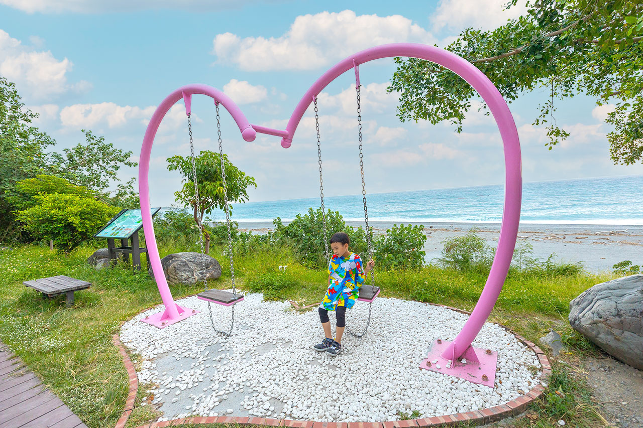 【2025台東景點推薦】台東美食景點懶人包｜太麻里平交道、天空之鏡、海濱公園、北町丼飯屋，一篇玩遍10個台東秘境！邊吃邊玩還能收集慢台東旅人小卡