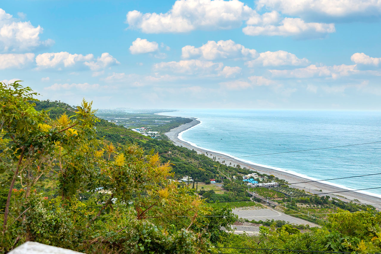 【2025台東景點推薦】台東美食景點懶人包｜太麻里平交道、天空之鏡、海濱公園、北町丼飯屋，一篇玩遍10個台東秘境！邊吃邊玩還能收集慢台東旅人小卡