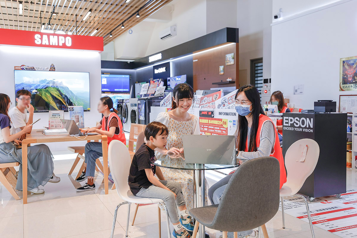 小蔡電器冷氣安裝全紀錄｜防塵保護、走線整齊、裝完還打掃，一條龍服務超貼心台中台北新竹買冷氣推薦＋三年保固加小蔡電器優惠總整理