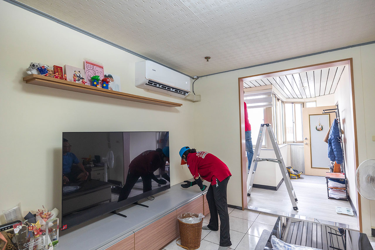 小蔡電器冷氣安裝全紀錄｜防塵保護、走線整齊、裝完還打掃，一條龍服務超貼心台中台北新竹買冷氣推薦＋三年保固加小蔡電器優惠總整理