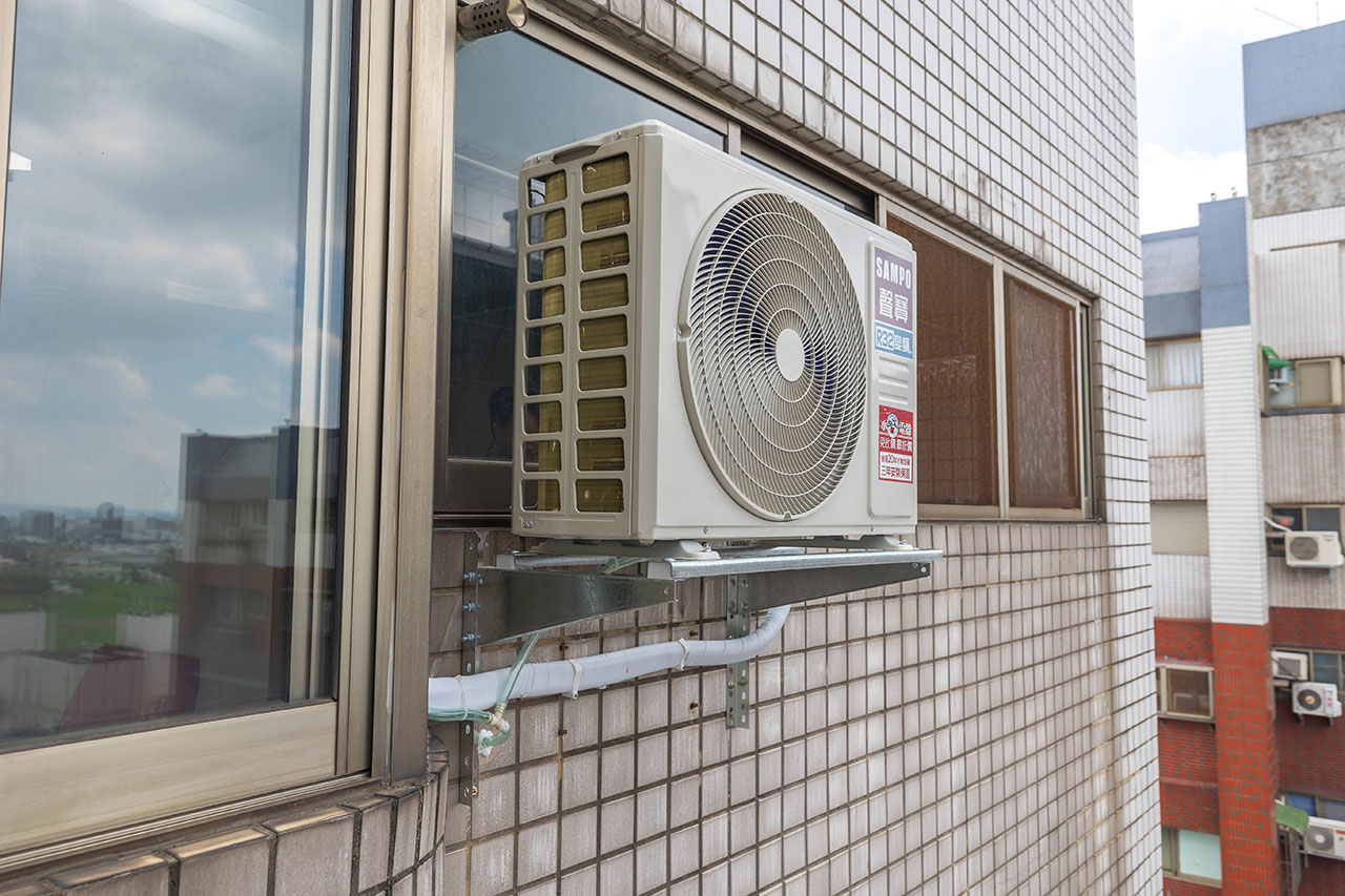 小蔡電器冷氣安裝全紀錄｜防塵保護、走線整齊、裝完還打掃，一條龍服務超貼心台中台北新竹買冷氣推薦＋三年保固加小蔡電器優惠總整理