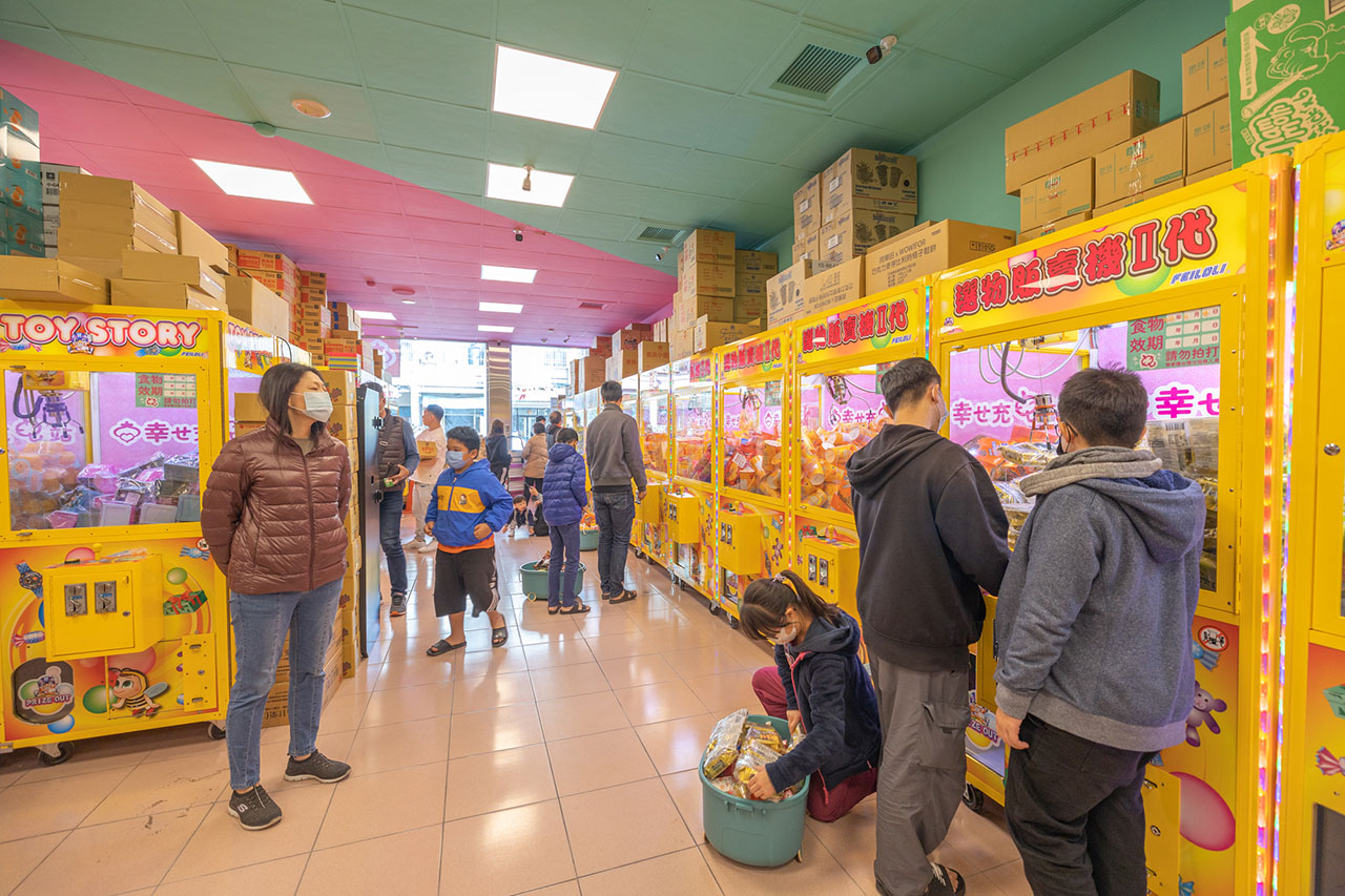 2023彰化一日遊|幸也充電站和美旗艦店(零食餅乾夾到爽)