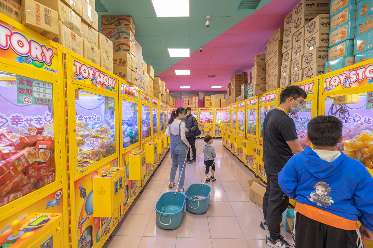 2023彰化一日遊|幸也充電站和美旗艦店(零食餅乾夾到爽)