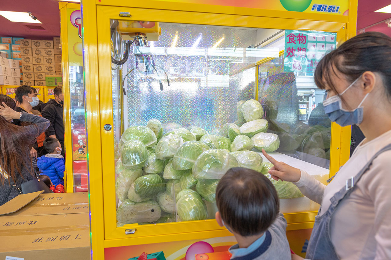 2023彰化一日遊|幸也充電站和美旗艦店(零食餅乾夾到爽)
