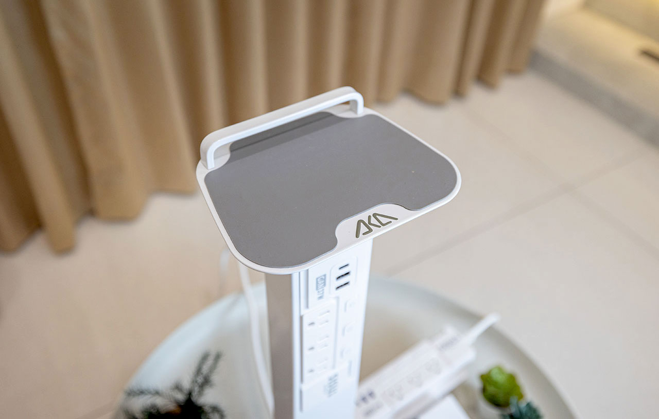 aka X SISU新極簡白時尚立式充電柱