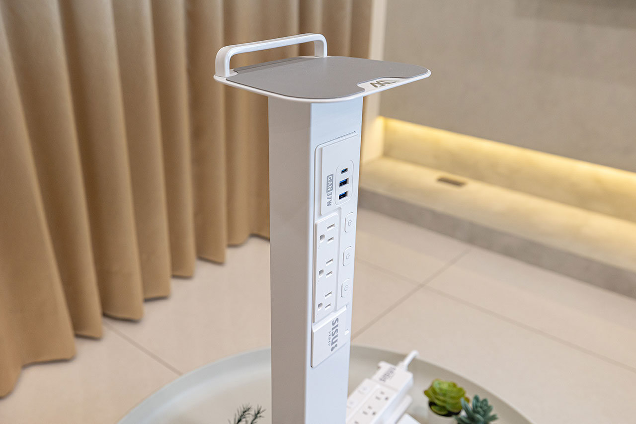 aka X SISU新極簡白時尚立式充電柱