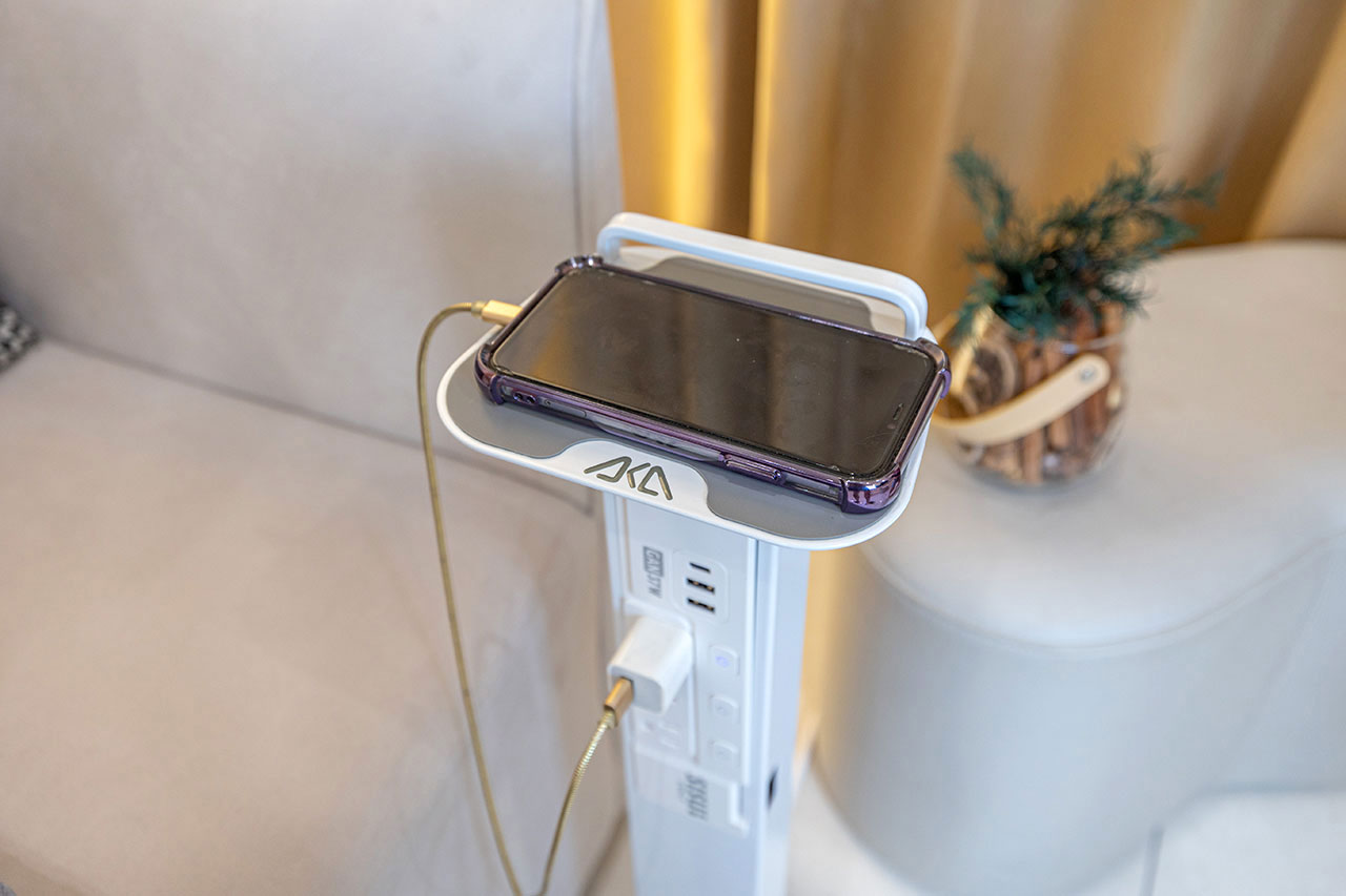 aka X SISU新極簡白時尚立式充電柱