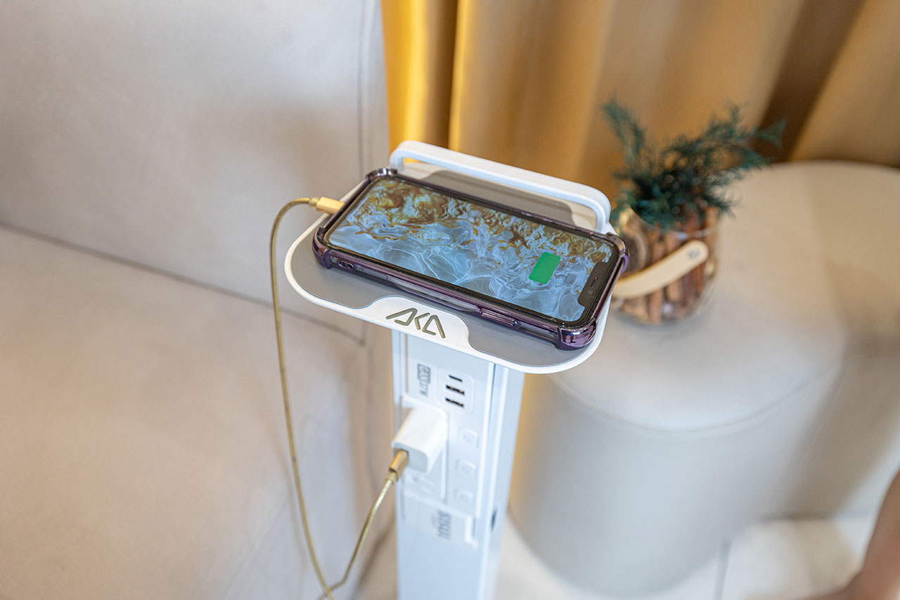 aka X SISU新極簡白時尚立式充電柱