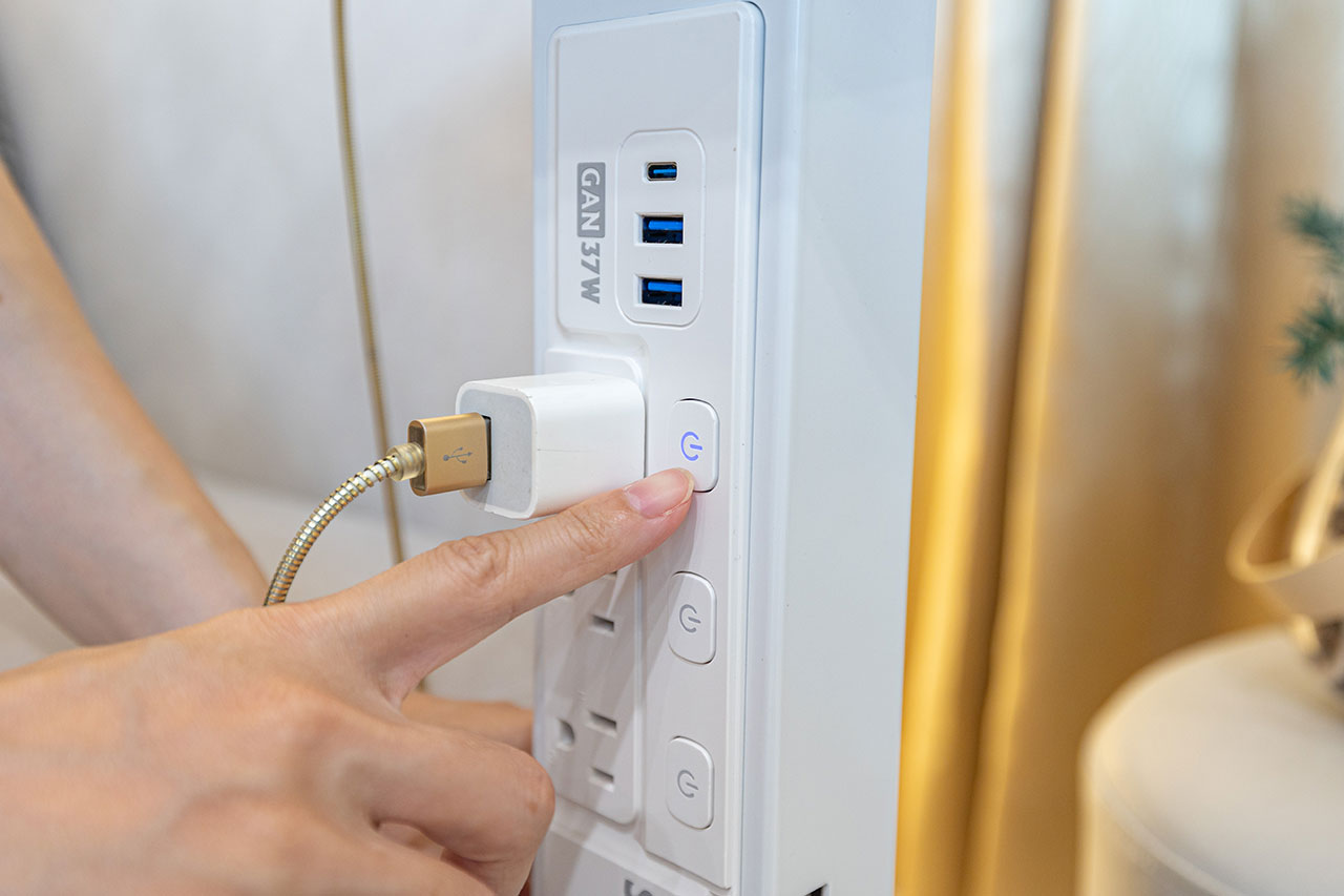 aka X SISU新極簡白時尚立式充電柱