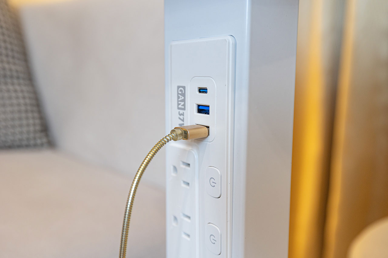 aka X SISU新極簡白時尚立式充電柱