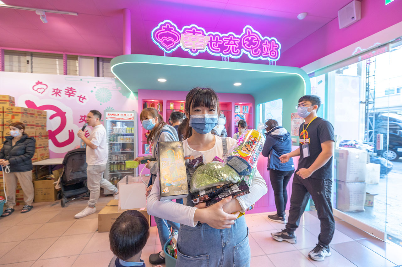 2023彰化一日遊|幸也充電站和美旗艦店(零食餅乾夾到爽)